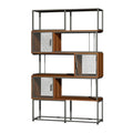 Moderne open kast met metalen en houten elementen