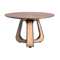 Ronde houten eettafel met een modern design en een unieke voet.